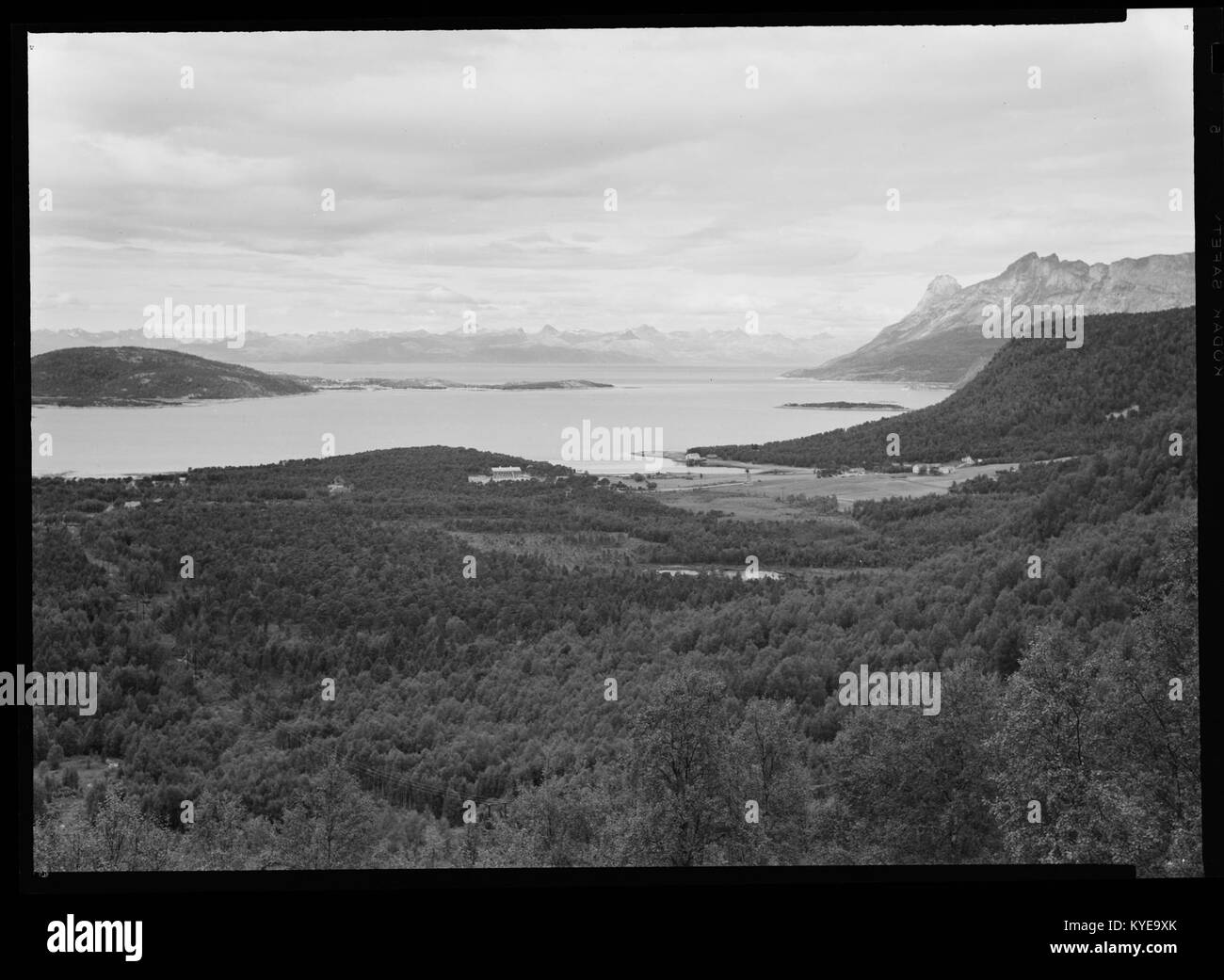 Dieses Foto von Ulsvåg, aufgenommen am 30. November 2015, zeigt die natürliche Landschaft der Region mit einem Schwerpunkt auf der natürlichen Umgebung und der umliegenden Landschaft. Stockfoto