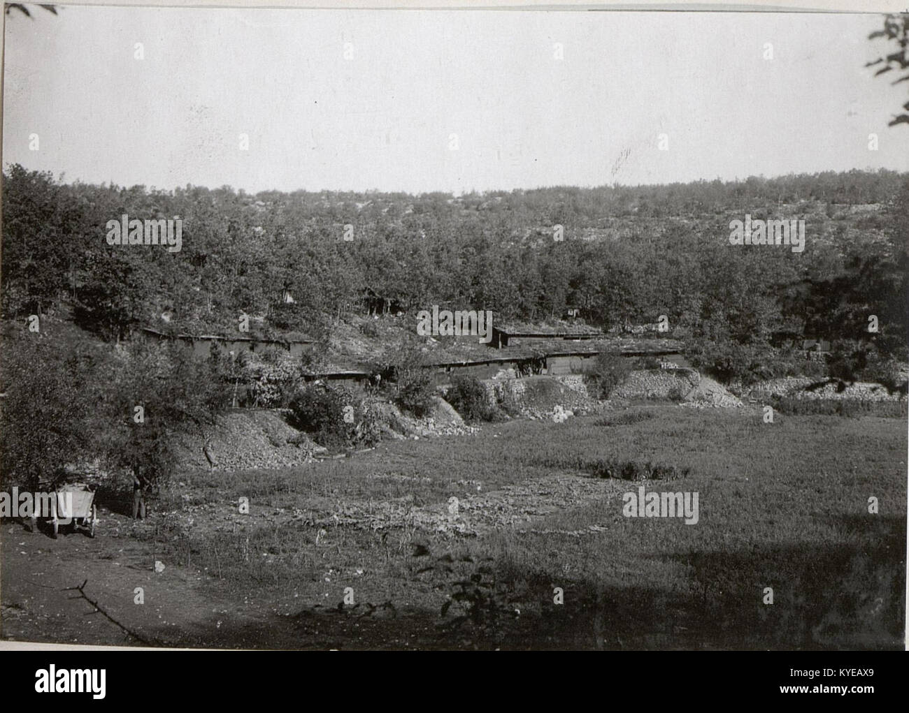 Das Foto mit dem Titel „Unterkünfte an der Isonzo-Front, 10. September 1917“ zeigt Beherbergungshütten der österreichisch-ungarischen Armee an der Isonzo-Front während des Ersten Weltkriegs in alpinem Gelände. Stockfoto