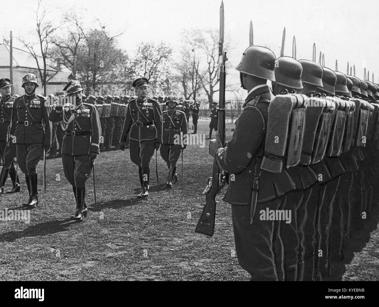 Dieses Bild erinnert an den dritten Jahrestag der Polizeiakademie in Goledzinów, Polen, im Jahr 1939. Die Veranstaltung zeigt das Wachstum und die Entwicklung der Strafverfolgungsbehörden in diesem Zeitraum auf. Stockfoto