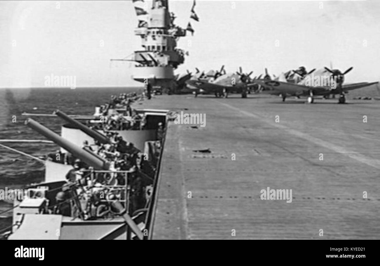 USS Ranger (CV-4), ein Flugzeugträger der United States Navy, der 1943 während des Zweiten Weltkriegs Flugdeck, Flugzeuge, Aufbauten und Marineoperationen zeigt Stockfoto