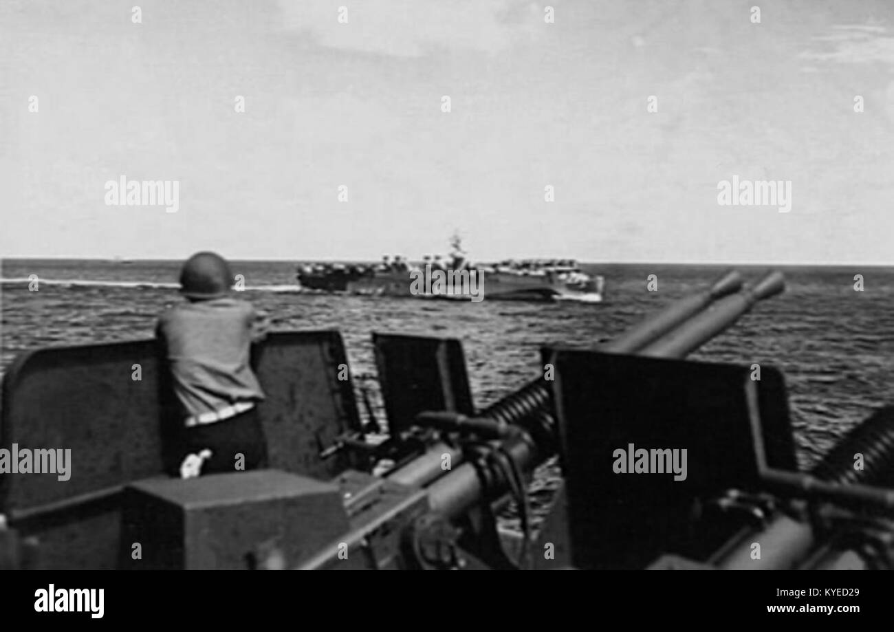 Die USS San Jacinto (CVL-30), ein Flugzeugträger der Yorktown-Klasse, diente im Juni 1945 während des Zweiten Weltkriegs und leistete Unterstützung für die Marine im Pacific Theater. Stockfoto