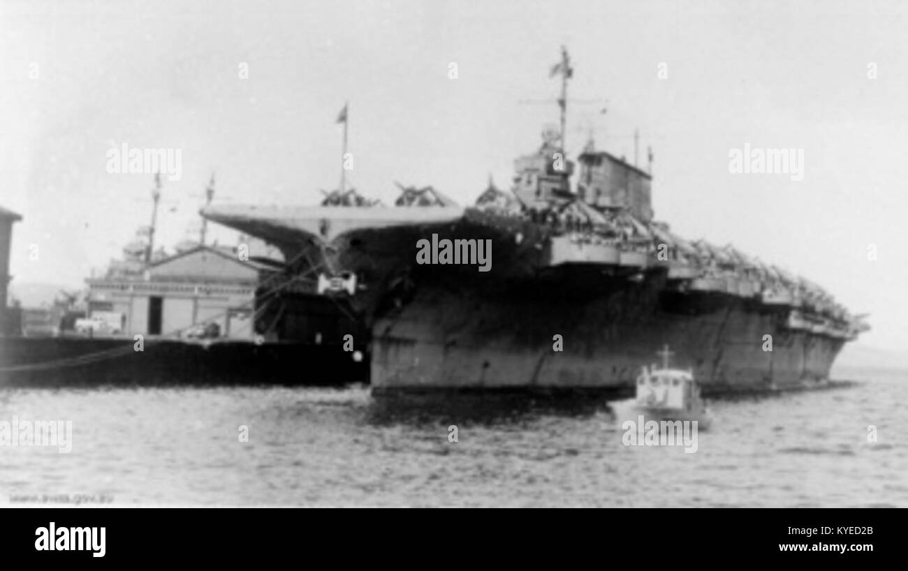 Die USS Saratoga (CV-3), ein Flugzeugträger der United States Navy, wird 1944 in Hobart (Australien) gezeigt und veranschaulicht die Marineoperationen des Zweiten Weltkriegs, das Design von Trägerflugzeugen und die maritime Aktivität. Stockfoto