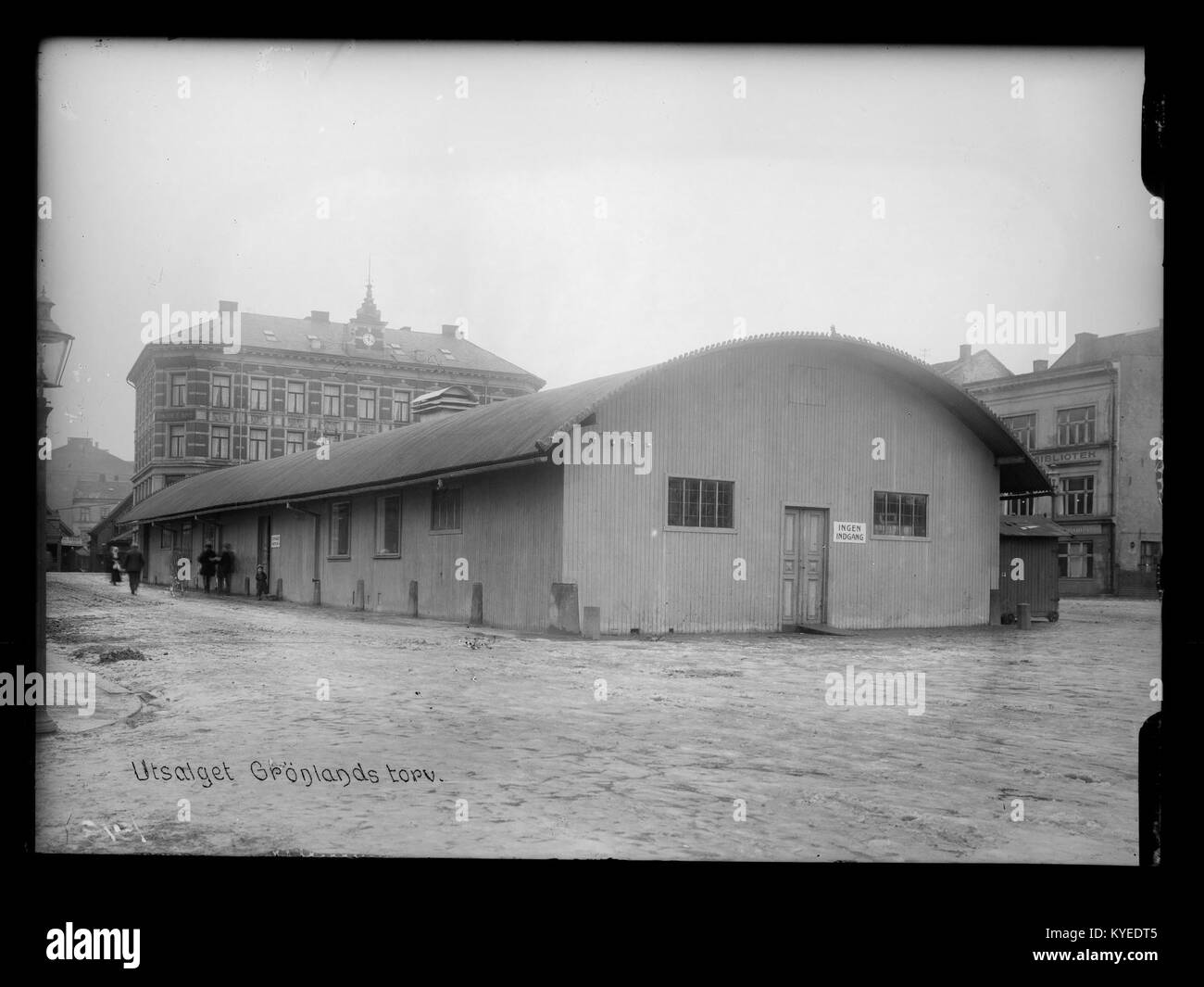Ein historisches Foto, das eine Marktszene in Grønlands torg in Oslo, Norwegen zeigt, wie kommerzielle Aktivitäten und städtisches Leben im frühen 20. Jahrhundert dargestellt werden. Stockfoto