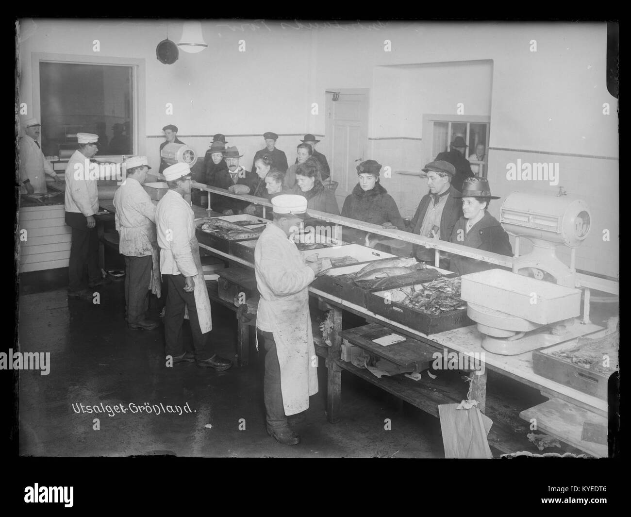 Ein Foto zeigt Utsalget in Grønland und hebt die städtische Straßenlandschaft, die Geschäftsgebäude und die öffentliche Infrastruktur in der Gegend hervor. Stockfoto