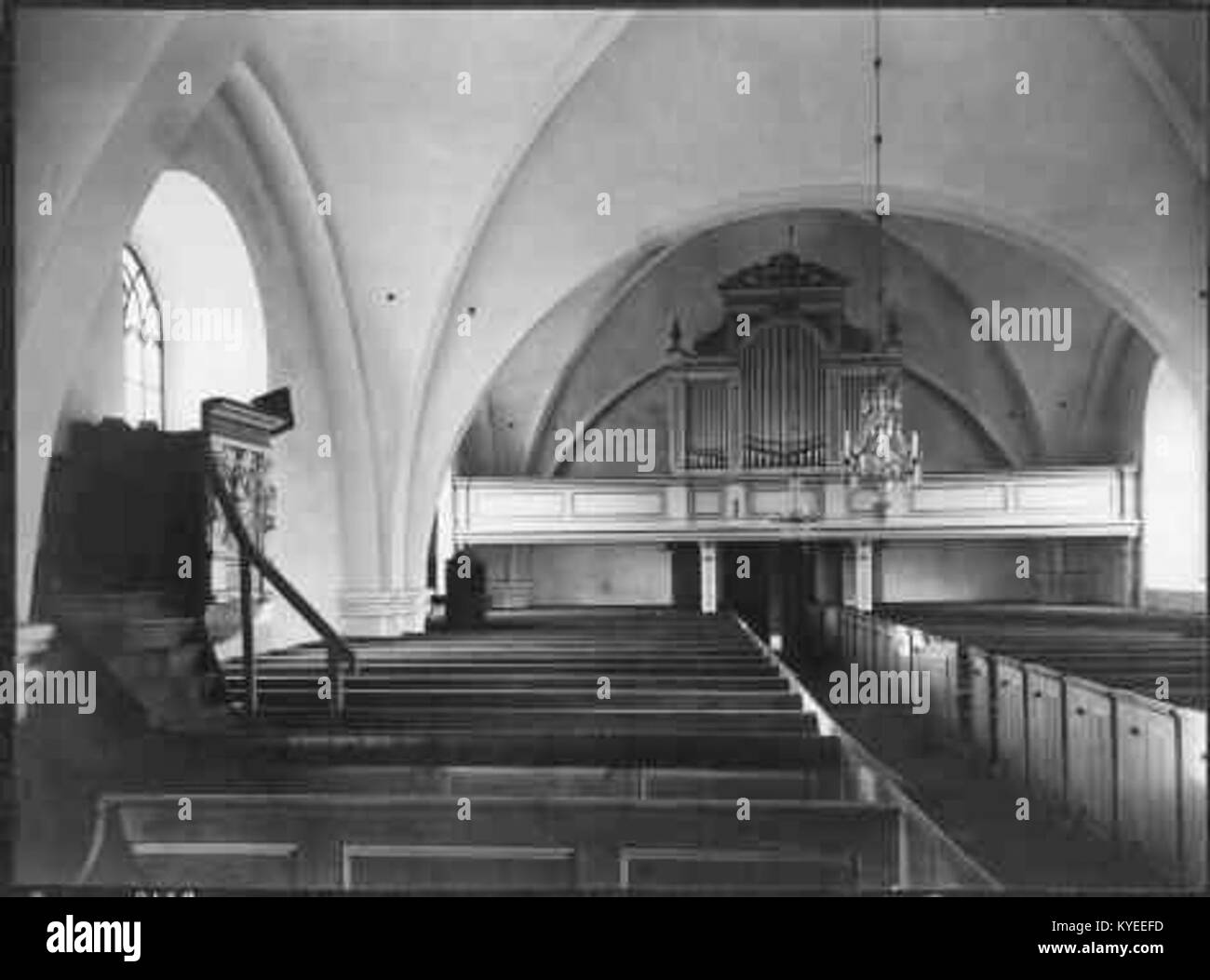 Die Kirche Välinge in Skåne, Schweden, ist eine mittelalterliche Kirche aus Stein, die durch ihr romanisches Kirchenschiff und spätere gotische Umbauten bekannt ist. Das Gebäude verfügt über historische Fresken und Innenkunstwerke. Stockfoto