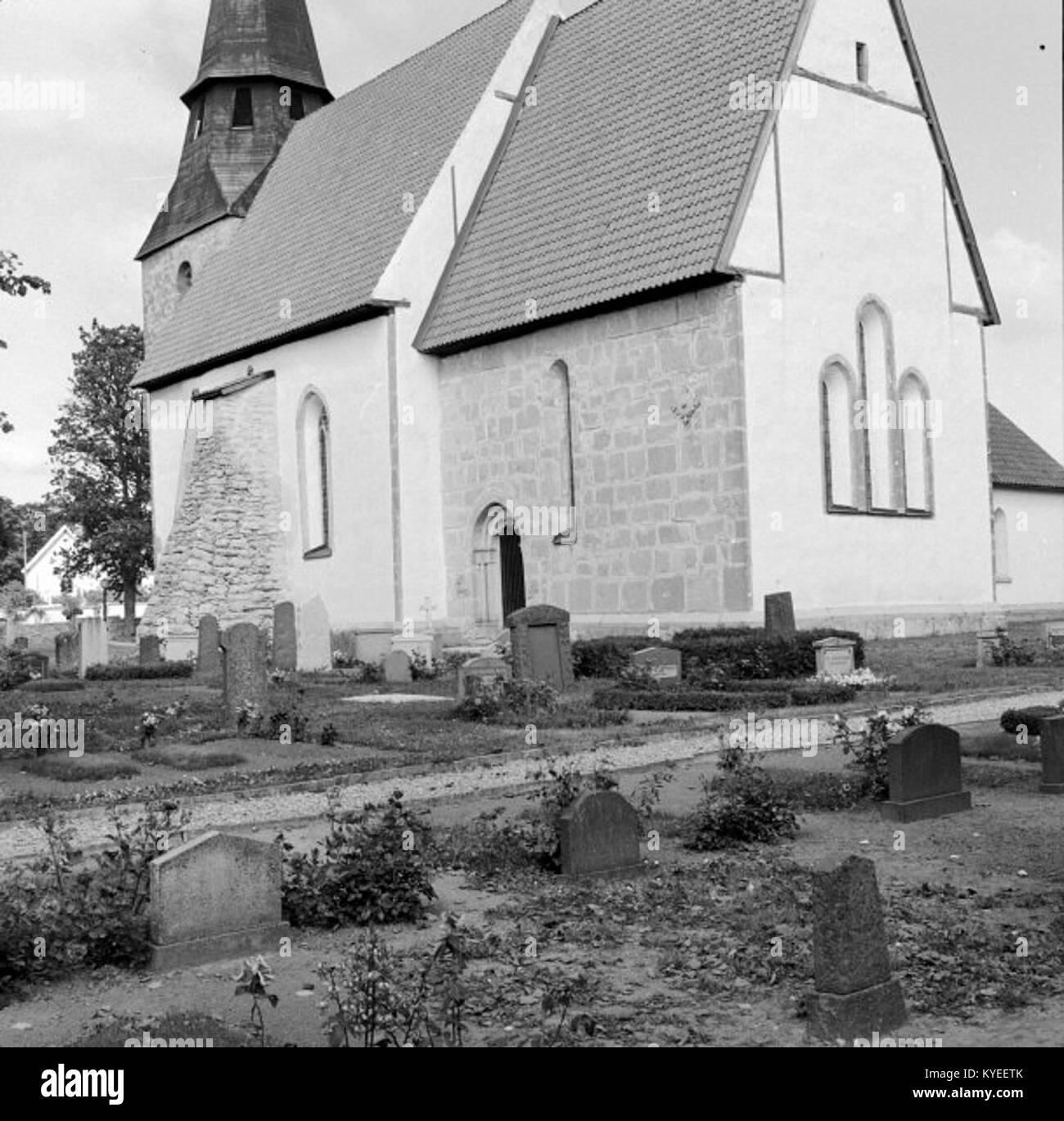 Die Vänge Kirche in Uppland, Schweden, ist ein mittelalterliches Bauwerk, das sich durch romanisches Design mit späteren gotischen Einflüssen auszeichnet. Es enthält mittelalterliche Fresken und erhaltene architektonische Details von hohem historischen Wert. Stockfoto