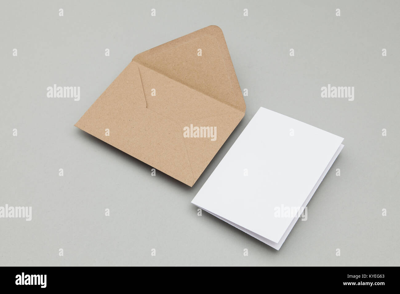 Leere weiße Karte mit Kraftpapier braun Papier Umschlag Vorlage Mock up Stockfoto