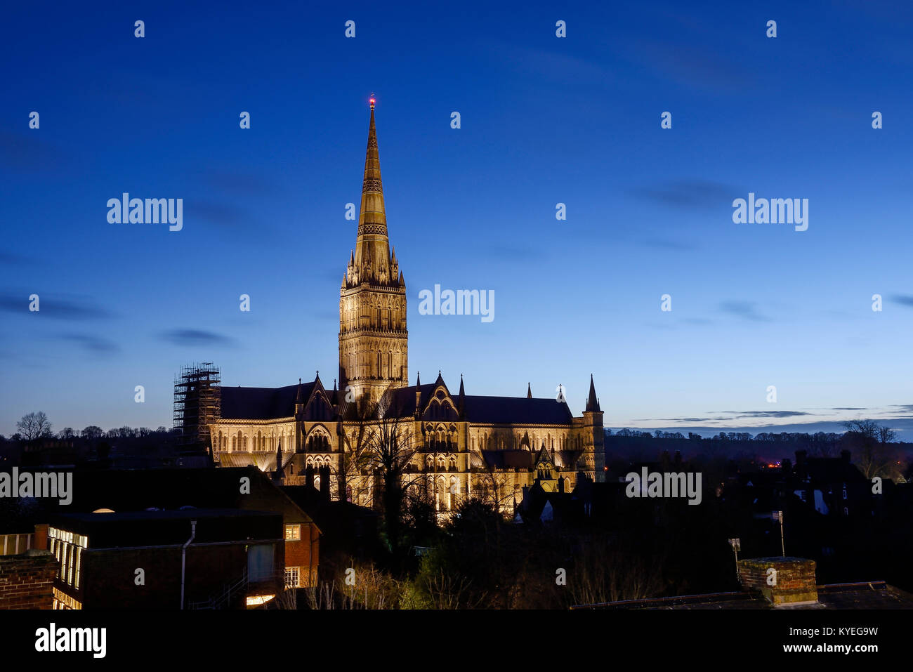 Die Kathedrale von Salisbury und Dächer in der Dämmerung in Salisbury city centre GROSSBRITANNIEN Stockfoto
