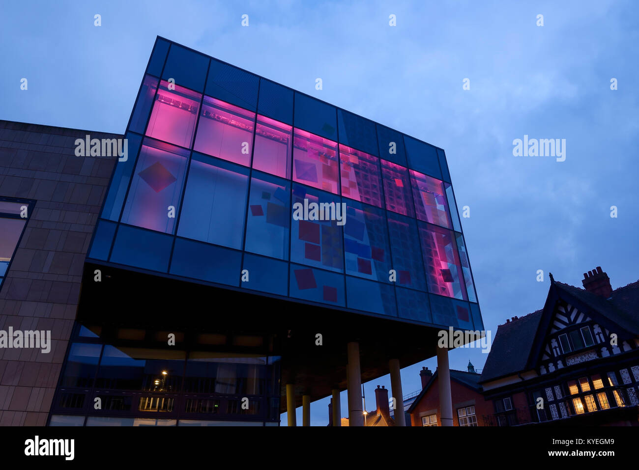 Die Quad-Gebäude in der Nacht im Derby City Centre Großbritannien Stockfoto