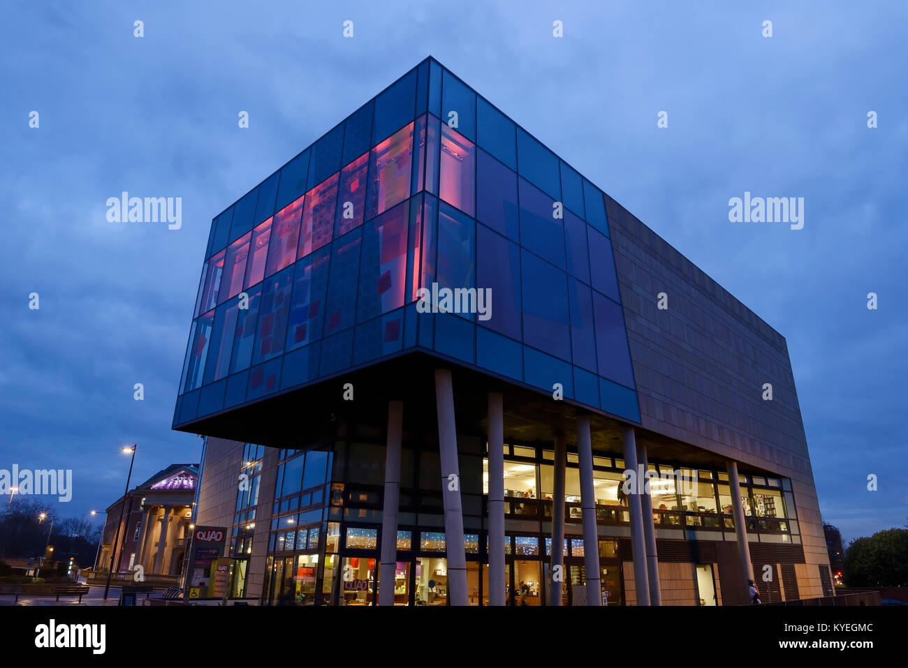 Die Quad-Gebäude in der Nacht im Derby City Centre Großbritannien Stockfoto