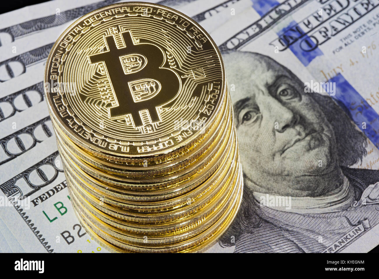 Golden bitcoin Münzen auf einem Hundert-euro-Scheine Hintergrund. Stockfoto