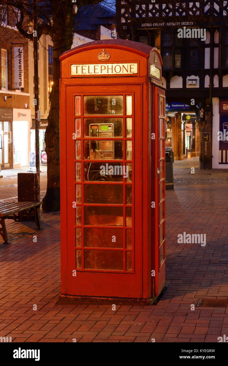 Rote Telefonzelle auf Northgate Street im Stadtzentrum von Chester GROSSBRITANNIEN Stockfoto