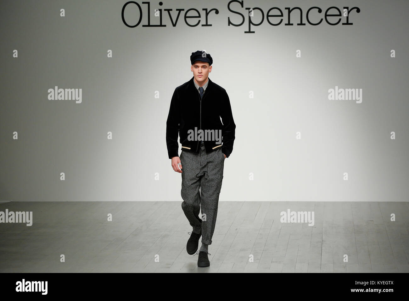 Britische Mode Designer Oliver Spencer präsentiert seine neue Saison Kollektion auf der London Fashion Week Mens AW 18 Catwalk mit berühmten Menschen Stockfoto