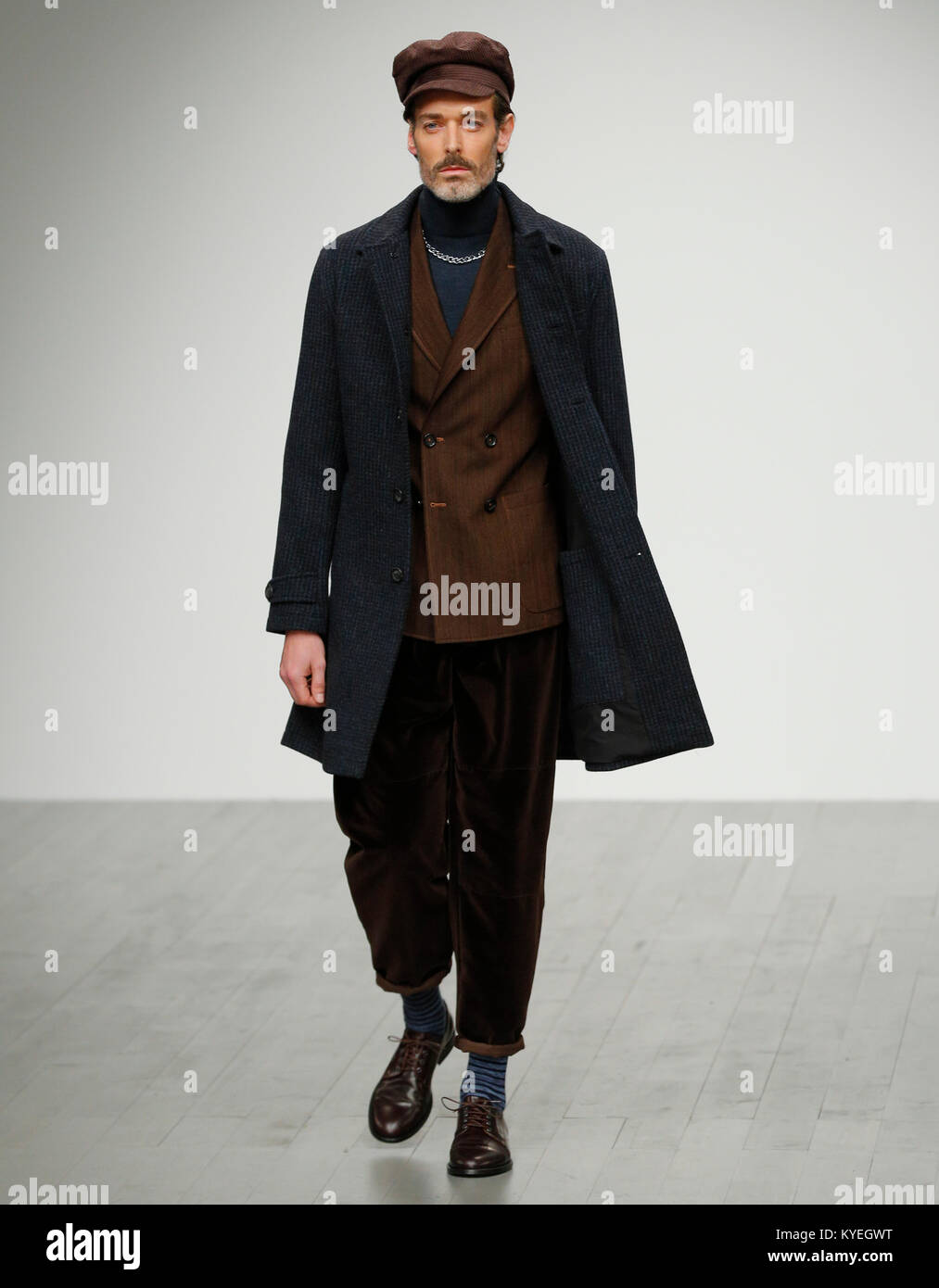 Britische Mode Designer Oliver Spencer präsentiert seine neue Saison Kollektion auf der London Fashion Week Mens AW 18 Catwalk mit berühmten Menschen Stockfoto