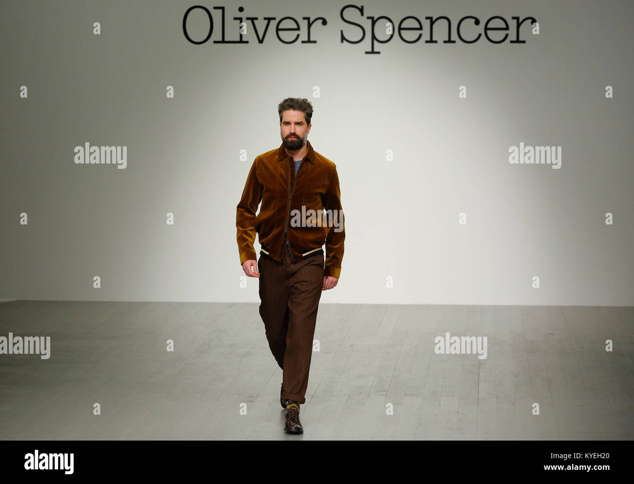 Britische Mode Designer Oliver Spencer präsentiert seine neue Saison Kollektion auf der London Fashion Week Mens AW 18 Catwalk mit berühmten Menschen Stockfoto