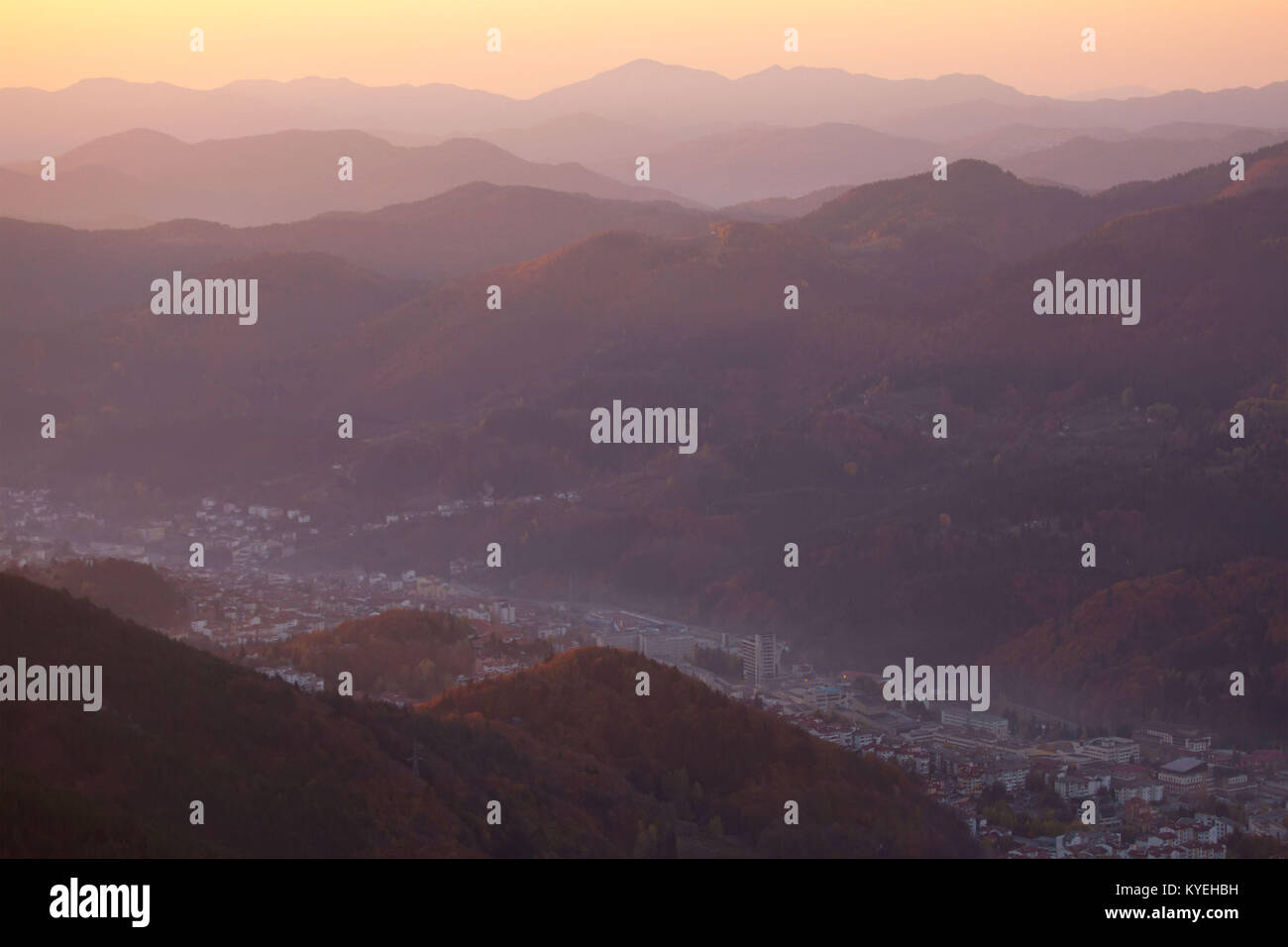 Berg-Sonnenaufgang über die bulgarischen Stadt Smoljan Rhodopen Stockfoto
