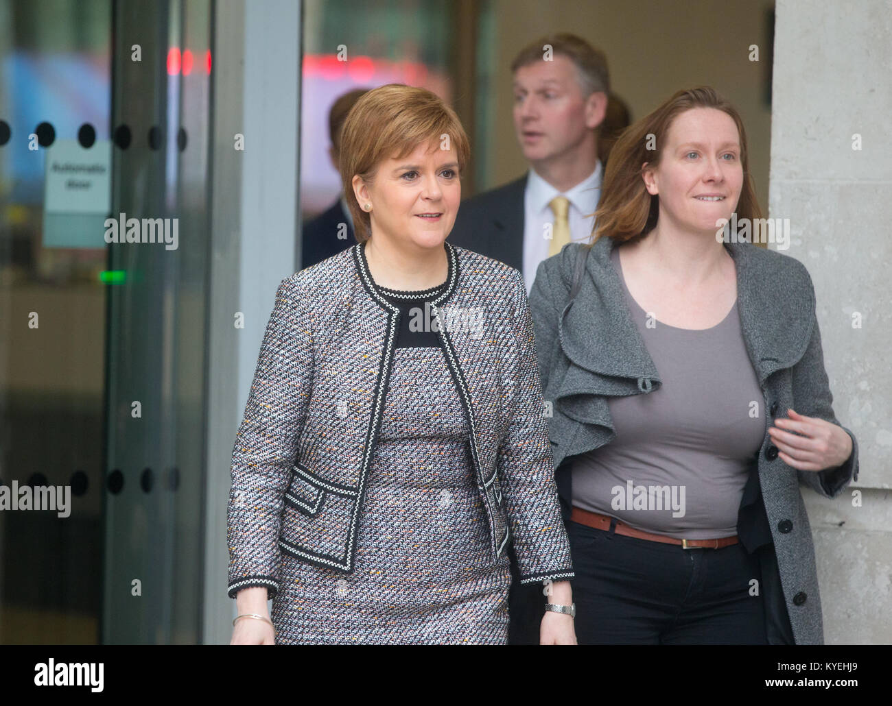 Erster Minister von Schottland und Leiter der Scottish National Party, Nicola Stör, verlässt den BBC-Studios nach Erscheinen auf "Die Andrew Marr Show' Stockfoto