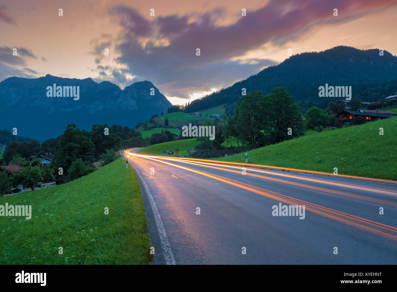 Ampel Straße in alpine Landschaft bei Nacht Stockfoto