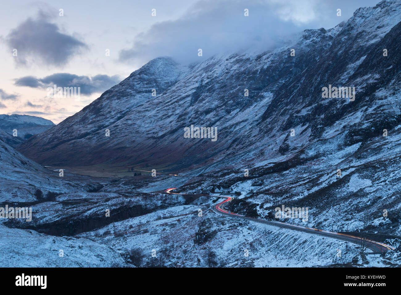 Leichte Wege auf der Hauptstraße durch Glencoe, Highland Schottland Stockfoto