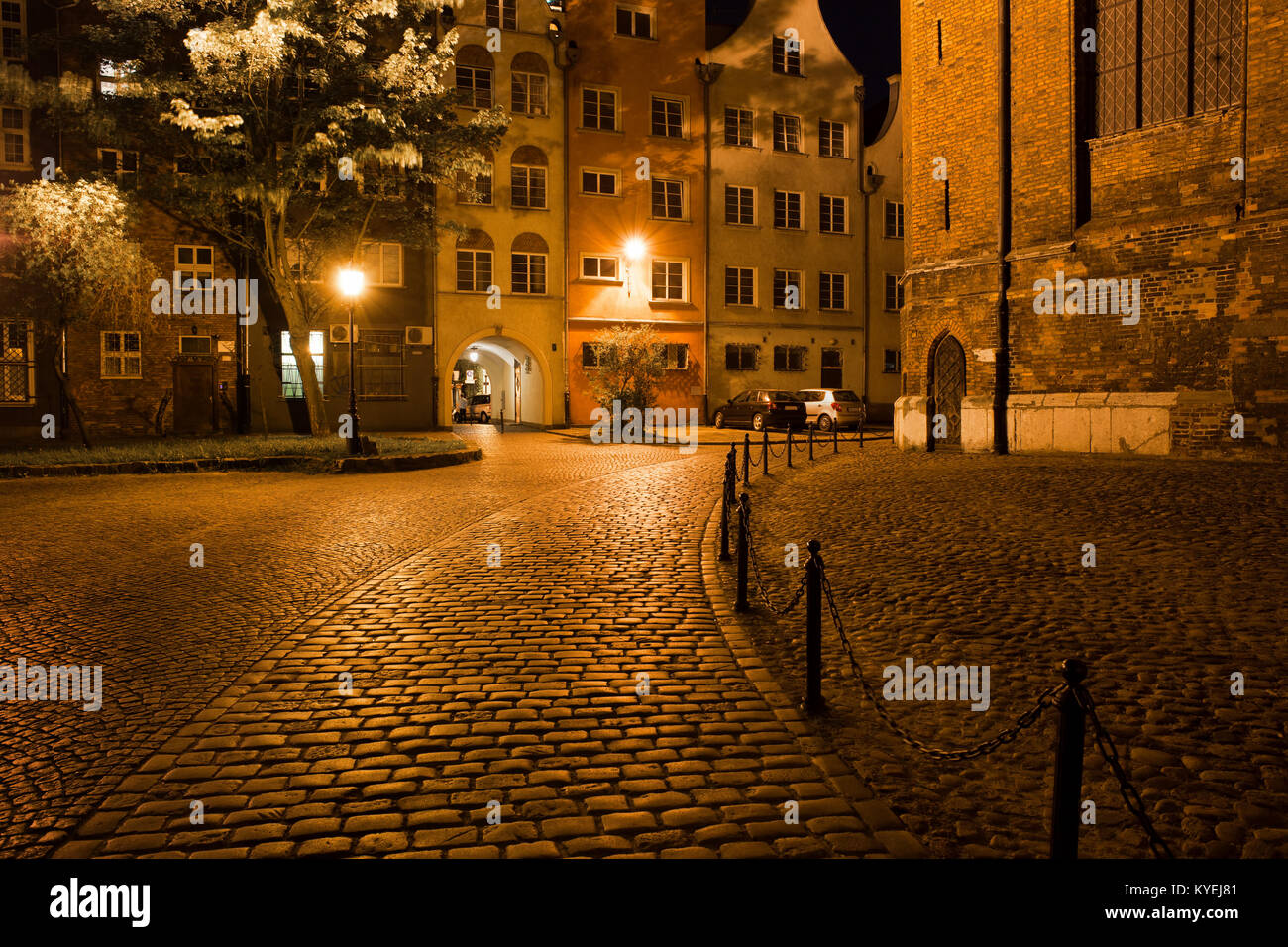 Nacht in der Stadt Danzig in Polen, gepflasterten Straße und Platz in der Altstadt, neben der St. Mary's Kirche Stockfoto