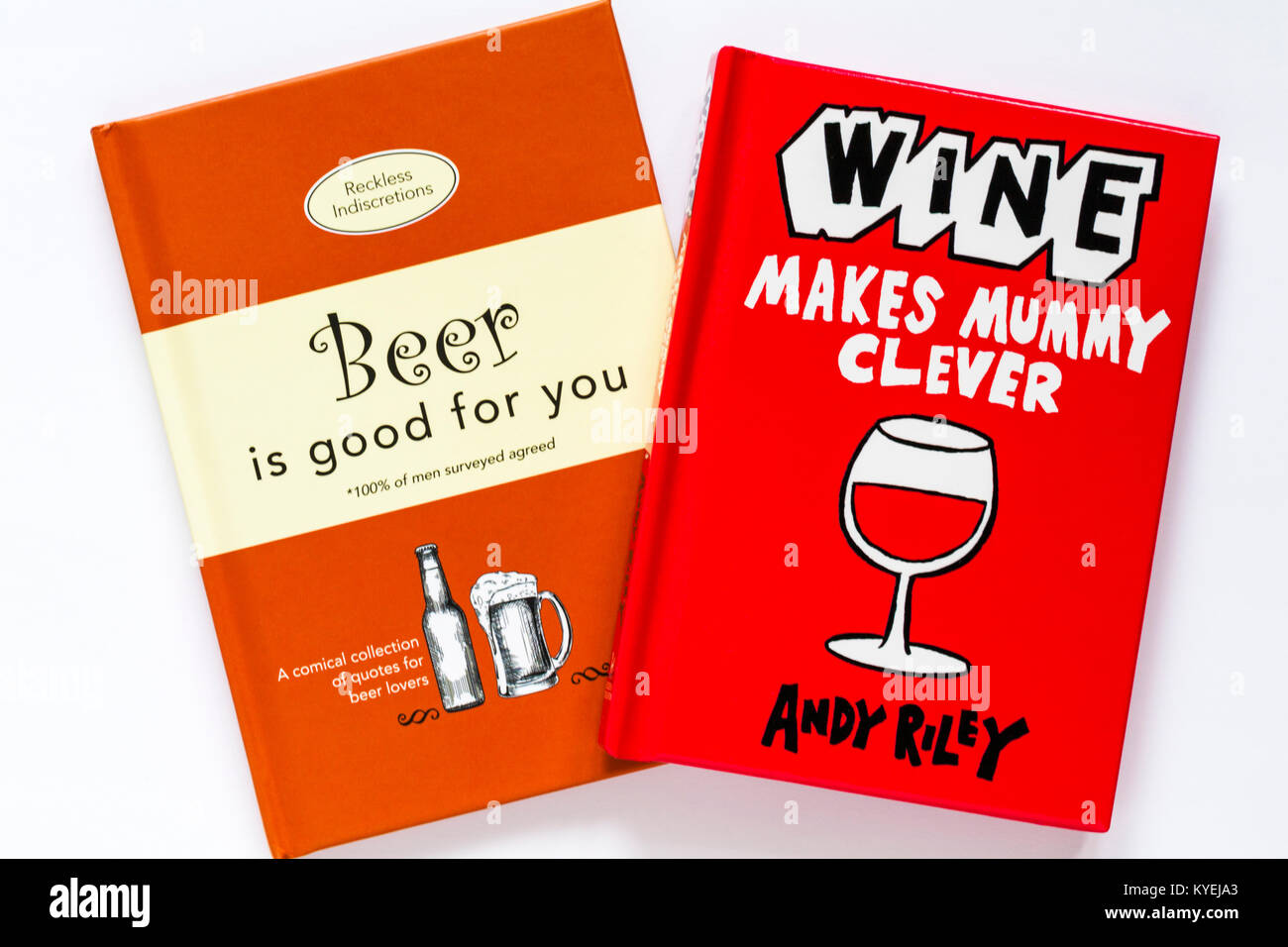 Wein macht Mumie clever & Bier ist gut für Sie Bücher auf weißem Hintergrund Stockfoto