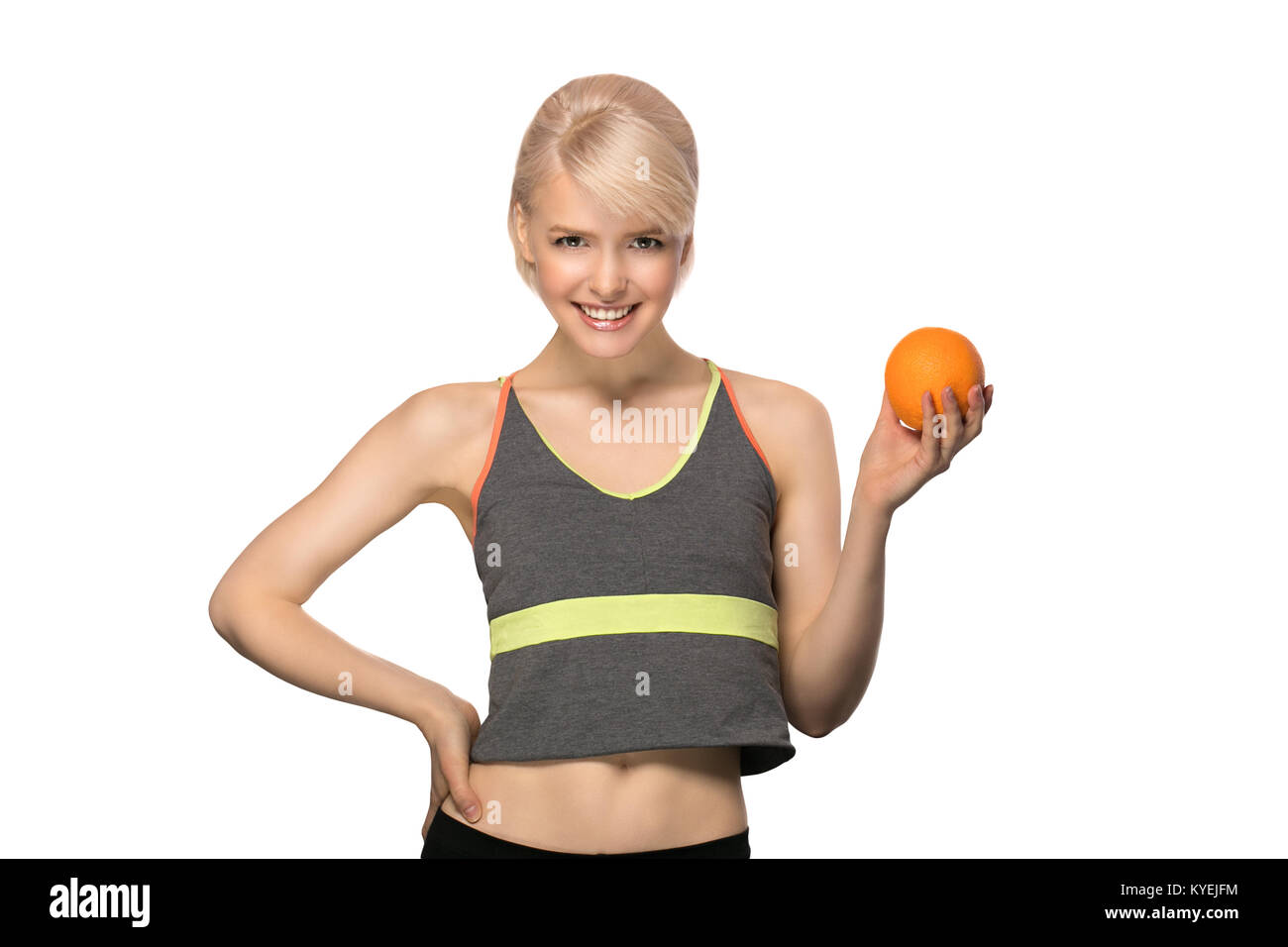 Glücklich lächelnde schlanke Frau mit Orange, Studio Portrait auf weißem Hintergrund, gesunden Lebensstil Konzept Stockfoto