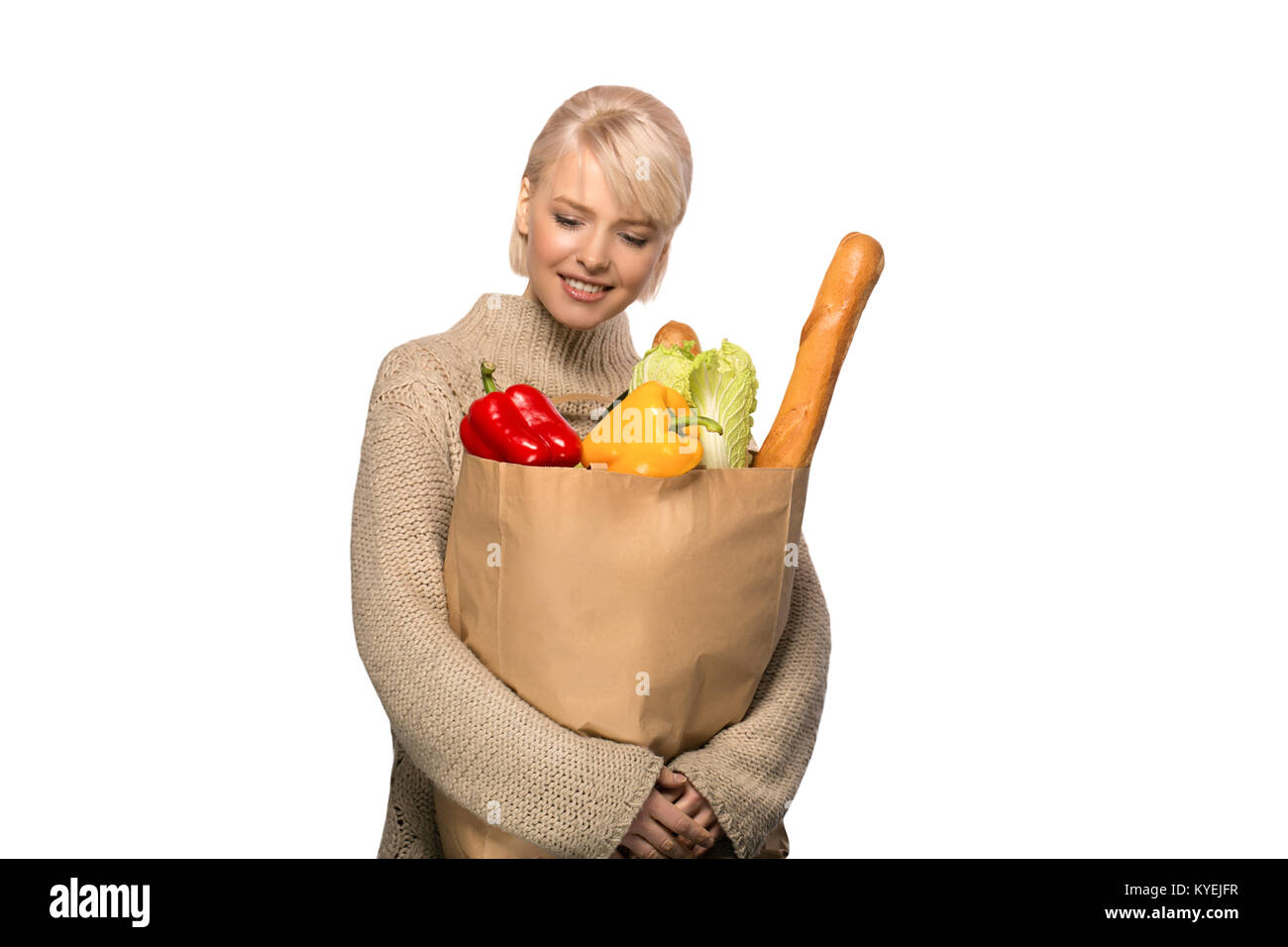 Porträt von glücklich lächelnde Frau mit Lebensmittel Einkaufstasche voller Gemüse isoliert auf weißem Hintergrund Stockfoto