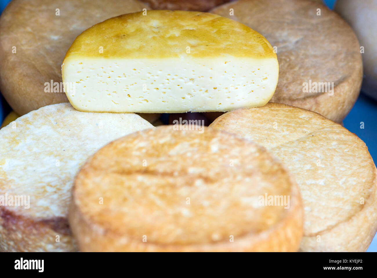 Hausgemachten Käse auf dem offenen Markt in Rumänien Stockfoto