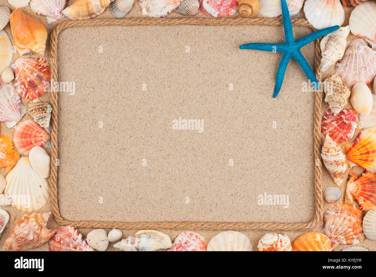Schönen Rahmen aus Seil und Stern, Muscheln im Sand, die mit Platz für Ihr Bild, Text. Ansicht von oben. Stockfoto
