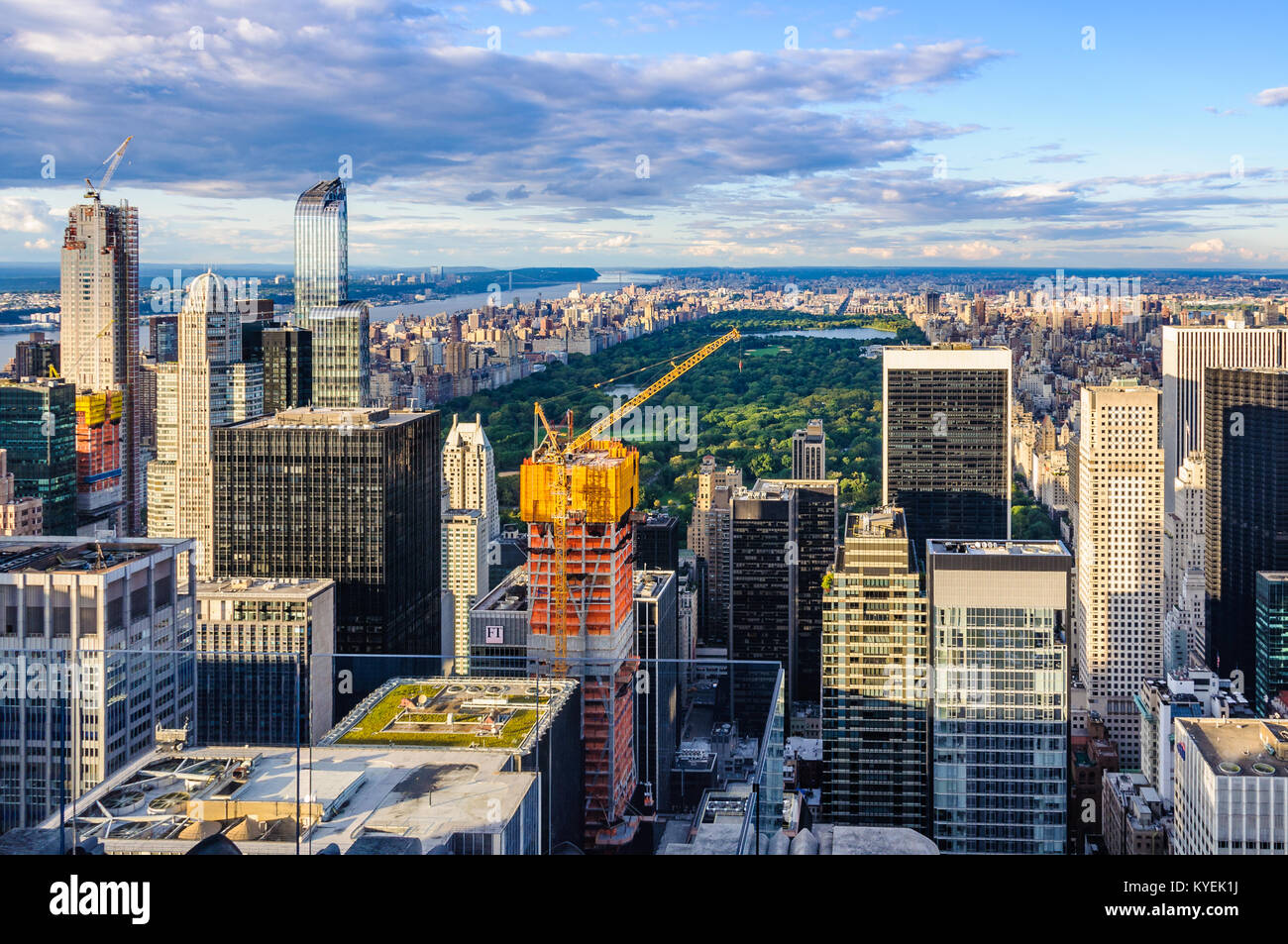 Blick auf den Central Park und die Wolkenkratzer von der Spitze des Felsens Aussichtsplattform in New York, USA Stockfoto