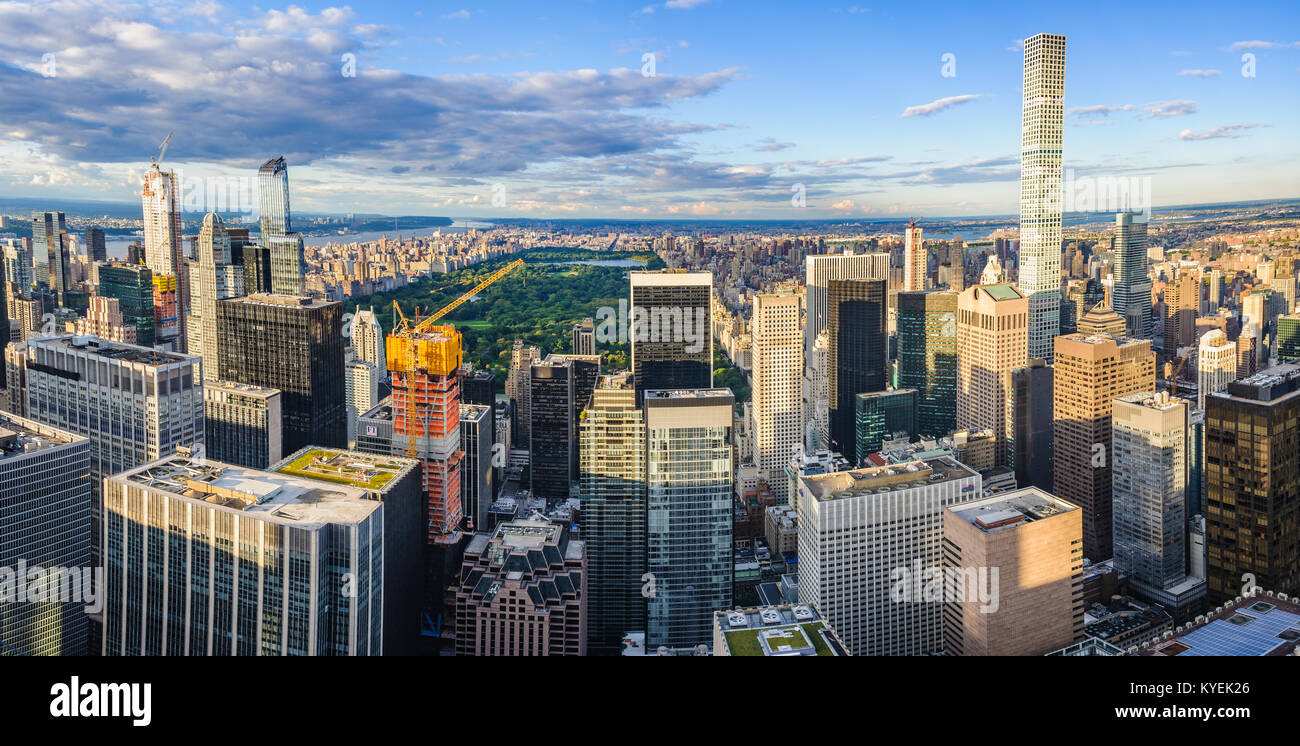 Blick auf den Central Park und die Wolkenkratzer von der Spitze des Felsens Aussichtsplattform in New York, USA Stockfoto