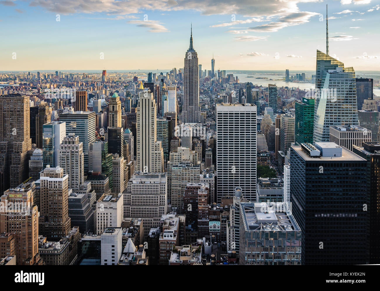 Von der Spitze des Felsens Aussichtsplattform Skyline bei Sonnenuntergang in New York, USA Stockfoto