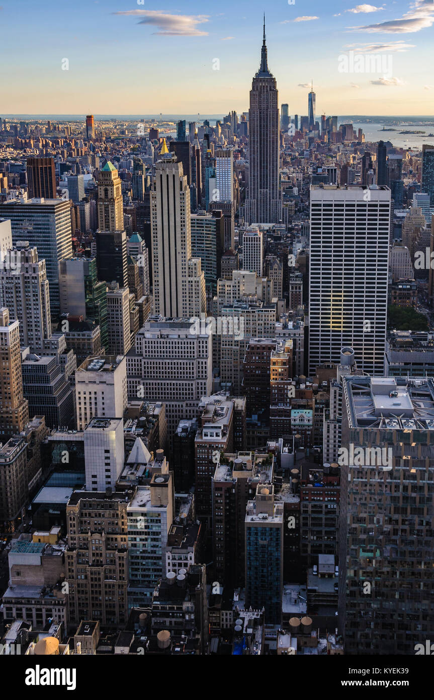 Der Blick auf das Empire State Building bei Sonnenuntergang von der Spitze des Felsens in New York, USA Stockfoto