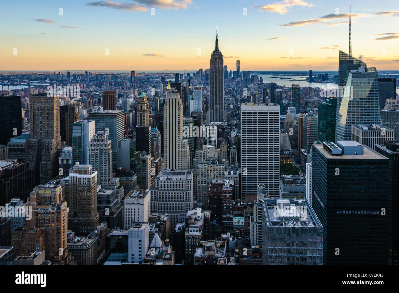 Von der Spitze des Felsens Aussichtsplattform Skyline bei Sonnenuntergang in New York, USA Stockfoto