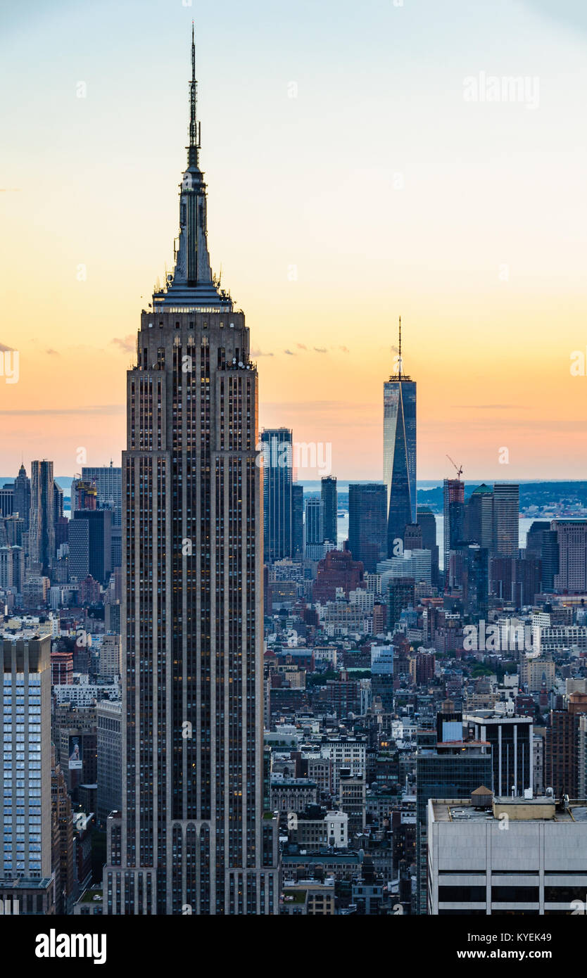 Der Blick auf das Empire State Building bei Sonnenuntergang von der Spitze des Felsens in New York, USA Stockfoto