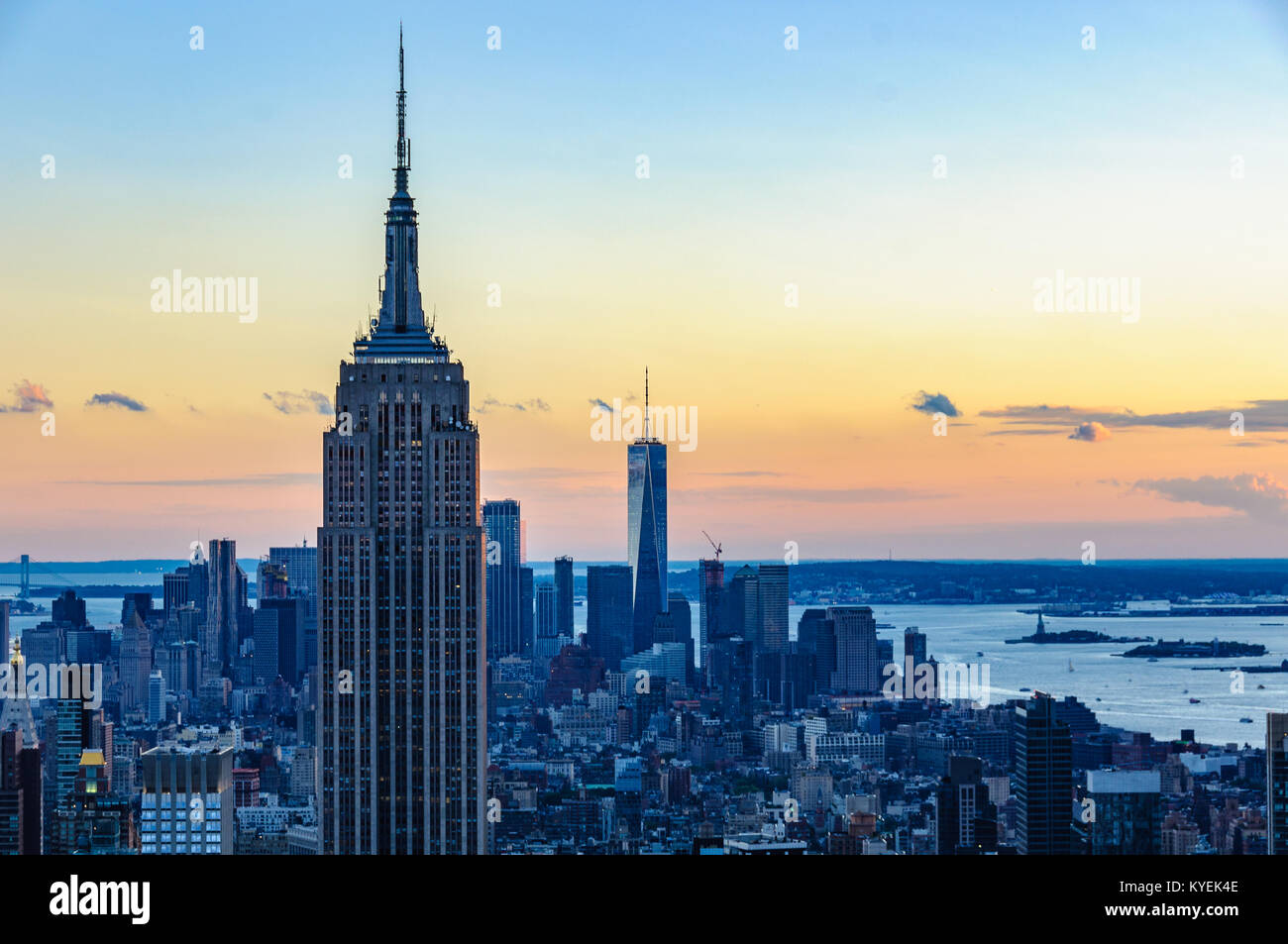 Der Blick auf das Empire State Building bei Sonnenuntergang von der Spitze des Felsens in New York, USA Stockfoto