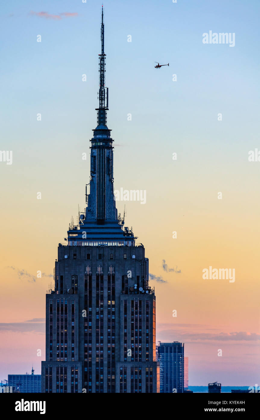 Der Blick auf das Empire State Building bei Sonnenuntergang von der Spitze des Felsens in New York, USA Stockfoto