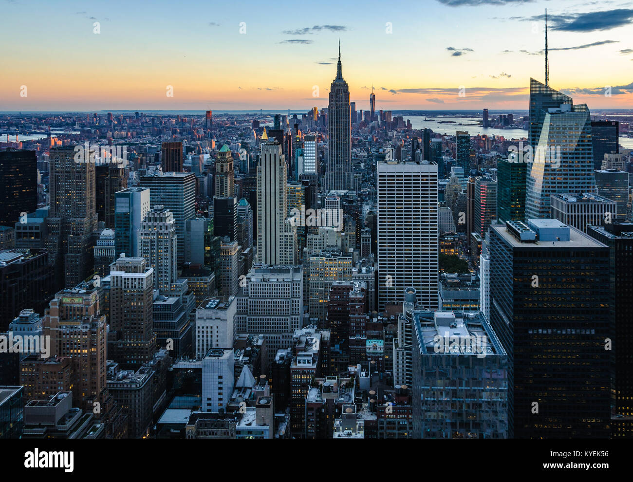 Farben der Skyline bei Sonnenuntergang von der Spitze des Felsens Aussichtsplattform in New York, USA Stockfoto