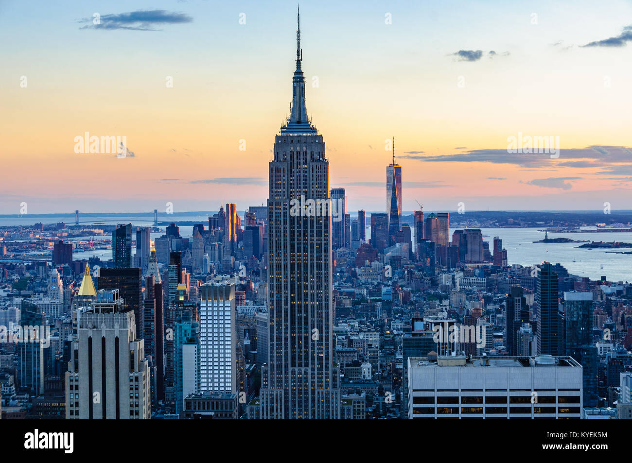 Die Skyline mit dem Empire State Building bei Sonnenuntergang in New York, USA Stockfoto