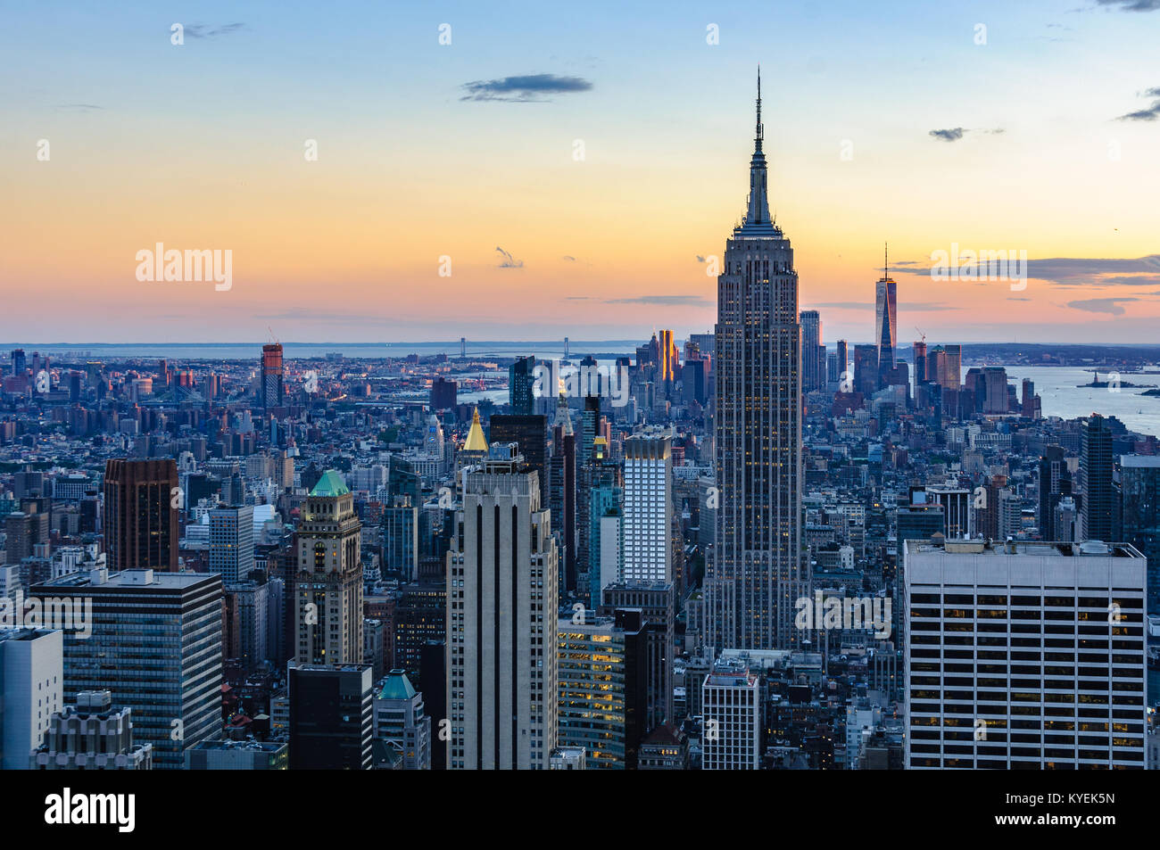 Die Skyline mit dem Empire State Building bei Sonnenuntergang in New York, USA Stockfoto