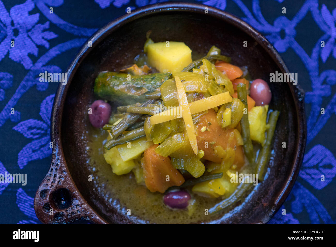 Warmes Gemüse Tajine, traditionelle Mahlzeit in Marokko Stockfoto