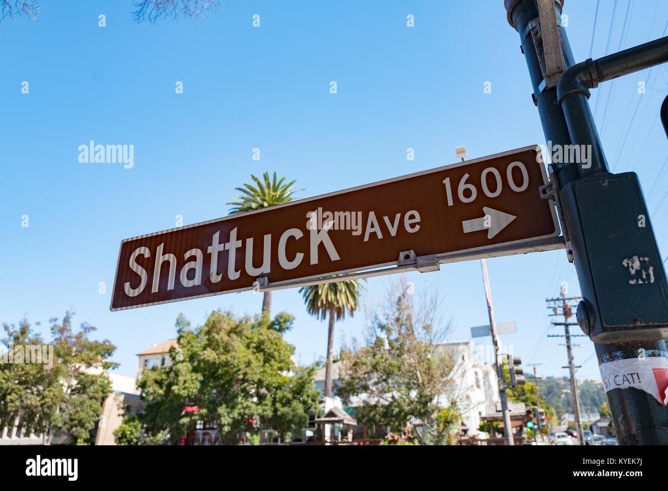 In der Nähe der Zeichen für Shattuck Avenue, der Hauptstraße in der Gourmet Ghetto (Norden Shattuck) Nachbarschaft von Berkeley, Kalifornien, als Geburtsort der neuen amerikanischen Küche bekannt und kalifornische Küche, 6. Oktober 2017. () Stockfoto