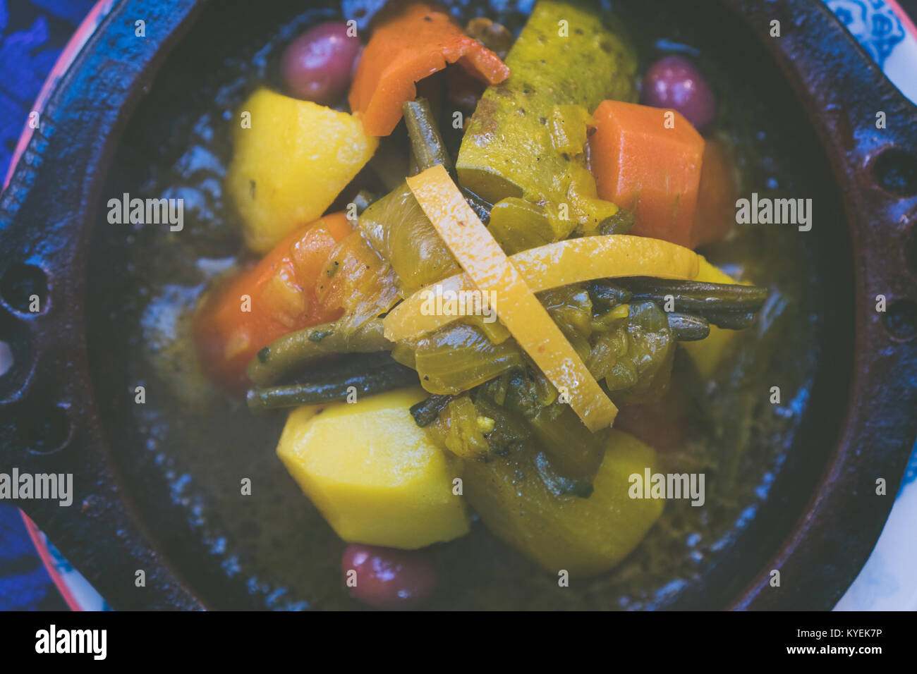 Warmes Gemüse Tajine, traditionelle Mahlzeit in Marokko Stockfoto