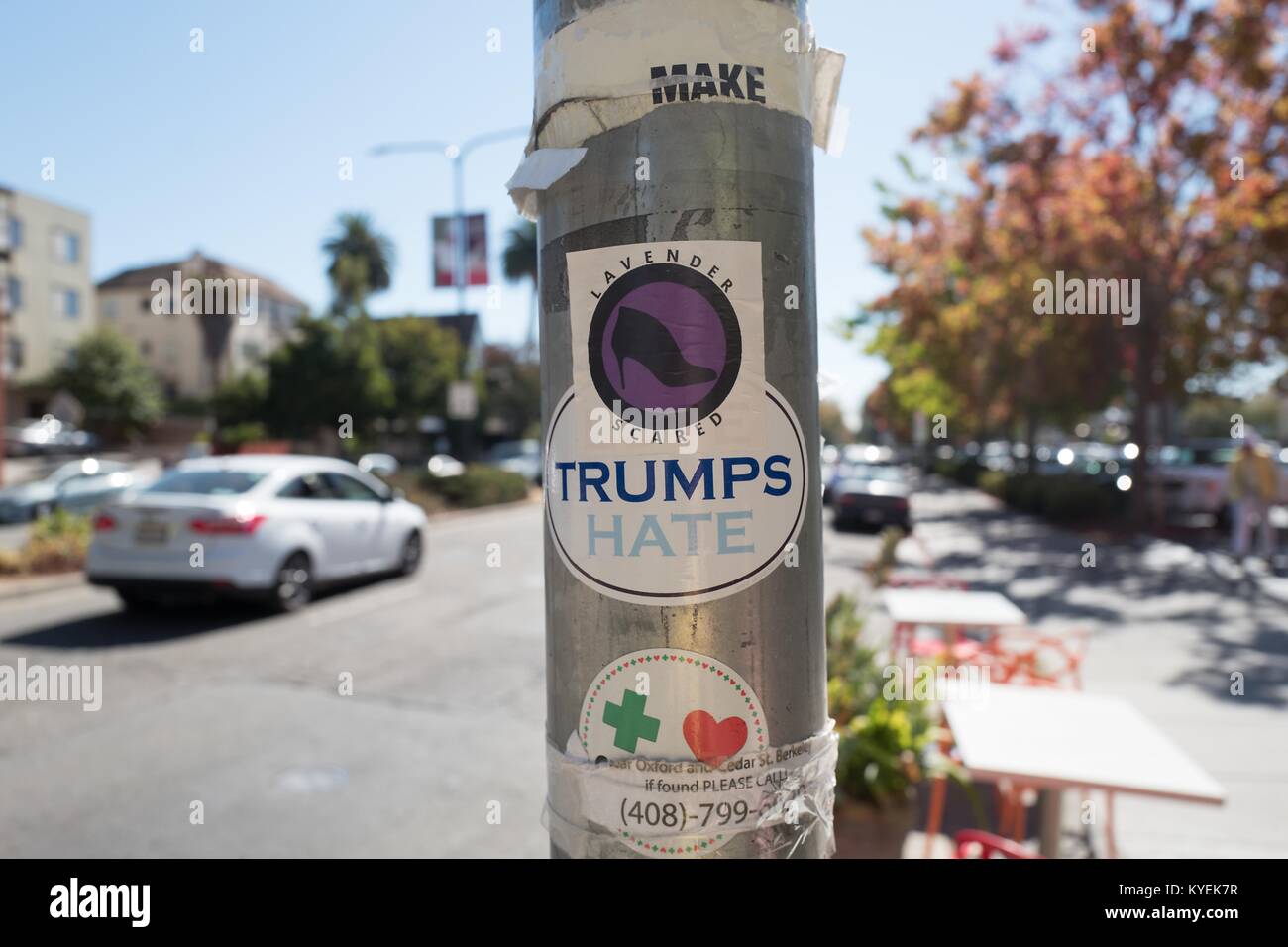 Aktivist Aufkleber an einem Metallmast in der Gourmet Ghetto (Norden Shattuck) Nachbarschaft von Berkeley, Kalifornien, einschließlich einen Aufkleber lesen "Trümpfe hassen' und andere Lesung 'Lavender erschrocken", verweisen auf den Lavendel Erschrecken anti-LGBT-Bewegung der 1950er Jahre, 6. Oktober 2017. () Stockfoto