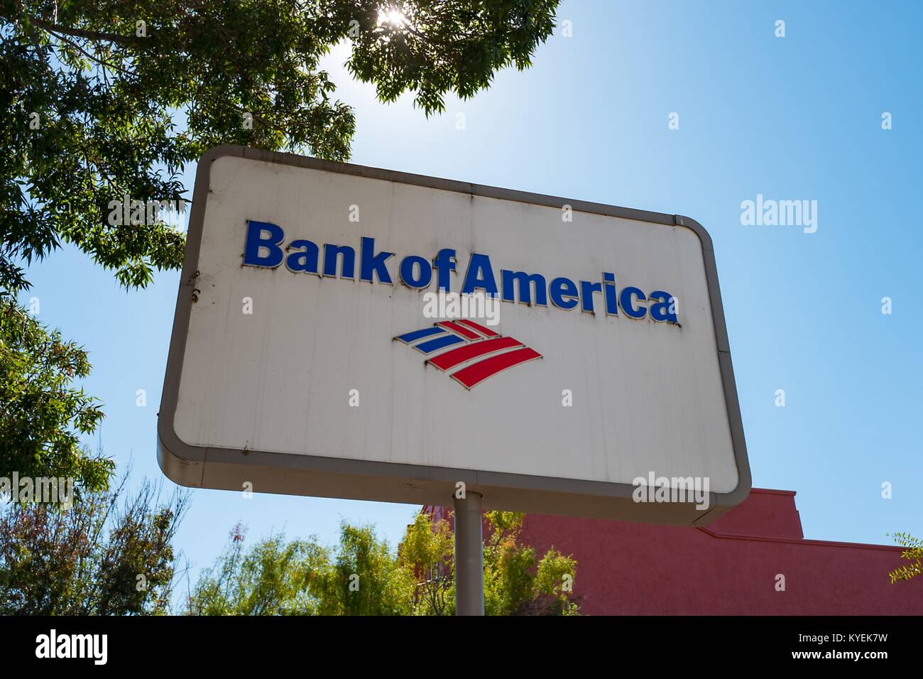 In der Nähe von Zeichen mit Logo für die Bank von Amerika Zweig in der Gourmet Ghetto (Norden Shattuck) Nachbarschaft von Berkeley, Kalifornien, 6. Oktober 2017. () Stockfoto