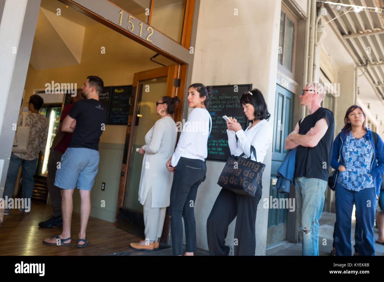 Eine Gruppe von Menschen warten in Linie an Käse Pizza, ein Arbeiter - besessene kollektive Pizza Shop im Gourmet Ghetto (Norden Shattuck) Nachbarschaft von Berkeley, Kalifornien, 6. Oktober 2017. Die ikonischen Speicher hat oft Linien, die für mehr als einen Block zu erweitern. () Stockfoto