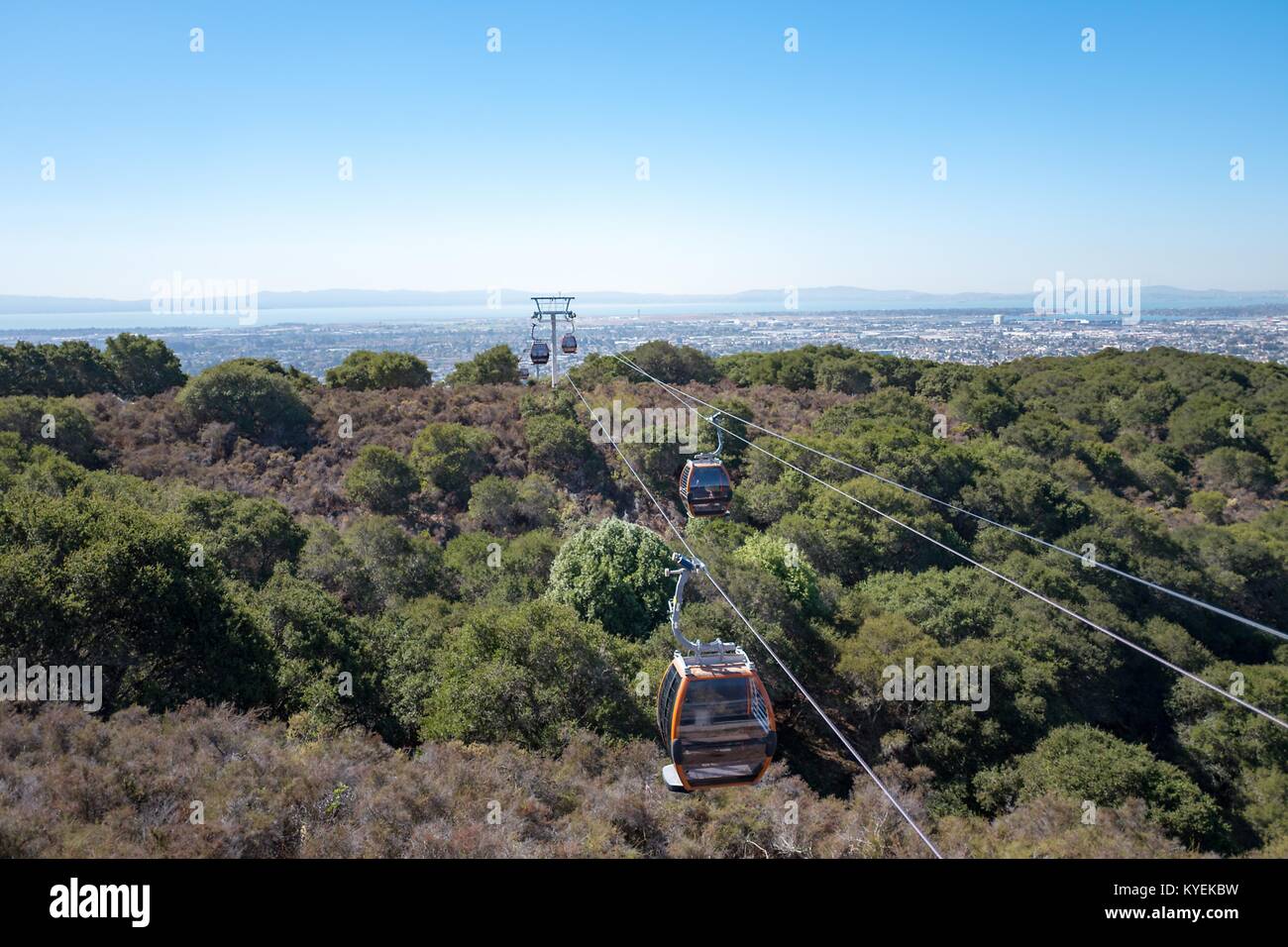 Gondel Transport System der Gäste zur Oberseite der Oakland Hills, mit der Stadt Oakland in der Ferne sichtbar, an der Oakland Zoo, Oakland, Kalifornien, 5. Oktober 2017. () Stockfoto