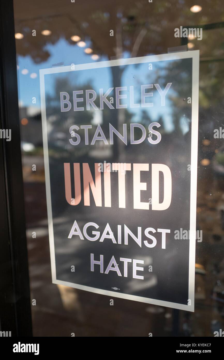 Plakat lesen "Berkeley steht United gegen Hass' in einem Schaufenster, Teil einer Stadt - LED-Antwort auf 'alt Rechts "Organisationen" "marxistischen" Proteste in der Stadt, im Gourmet Ghetto (Norden Shattuck) Nachbarschaft von Berkeley, Kalifornien, 6. Oktober 2017. () Stockfoto