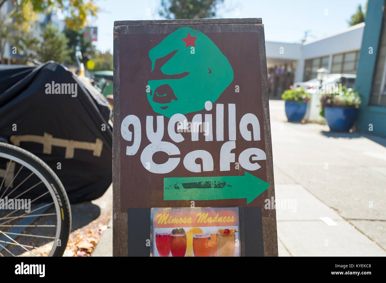 Zeichen für Guerilla Cafe, ein trendiges Café in der Gourmet Ghetto (Norden Shattuck) Nachbarschaft von Berkeley, Kalifornien, 6. Oktober 2017. () Stockfoto