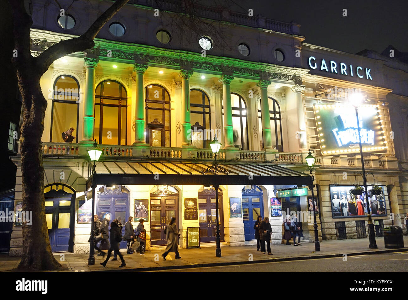 Vordere rxterior Ansicht der Garrick Theatre in London bei Nacht Stockfoto